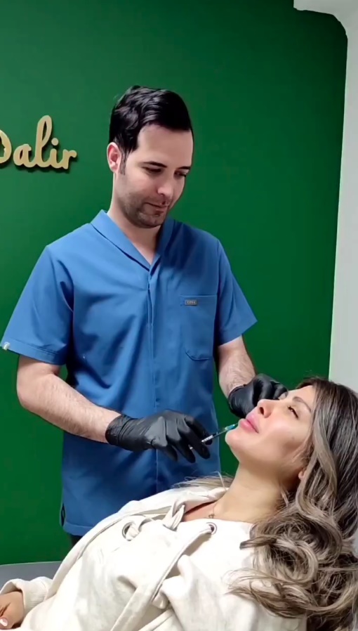 بوتاکس برای کاهش چین و چروک پشت دست و خدمات زیبایی تخصصی توسط دکتر کامران دلیر